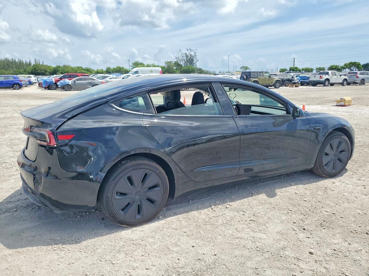 2026 Tesla Model 3 - Фото 3