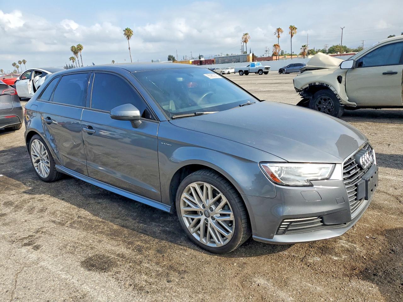 2018 Audi A3 E-Tron Premium - Фото 4