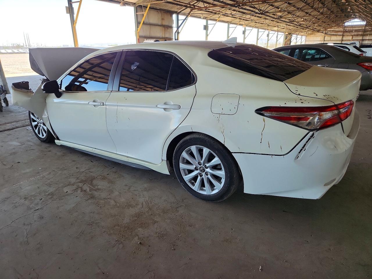 2020 Toyota Camry Le - Фото 2