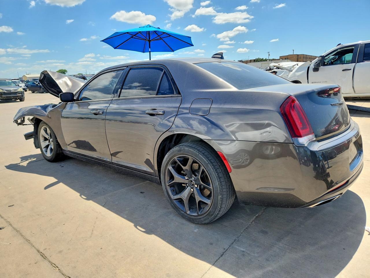 2020 Chrysler 300 Touring - Фото 2