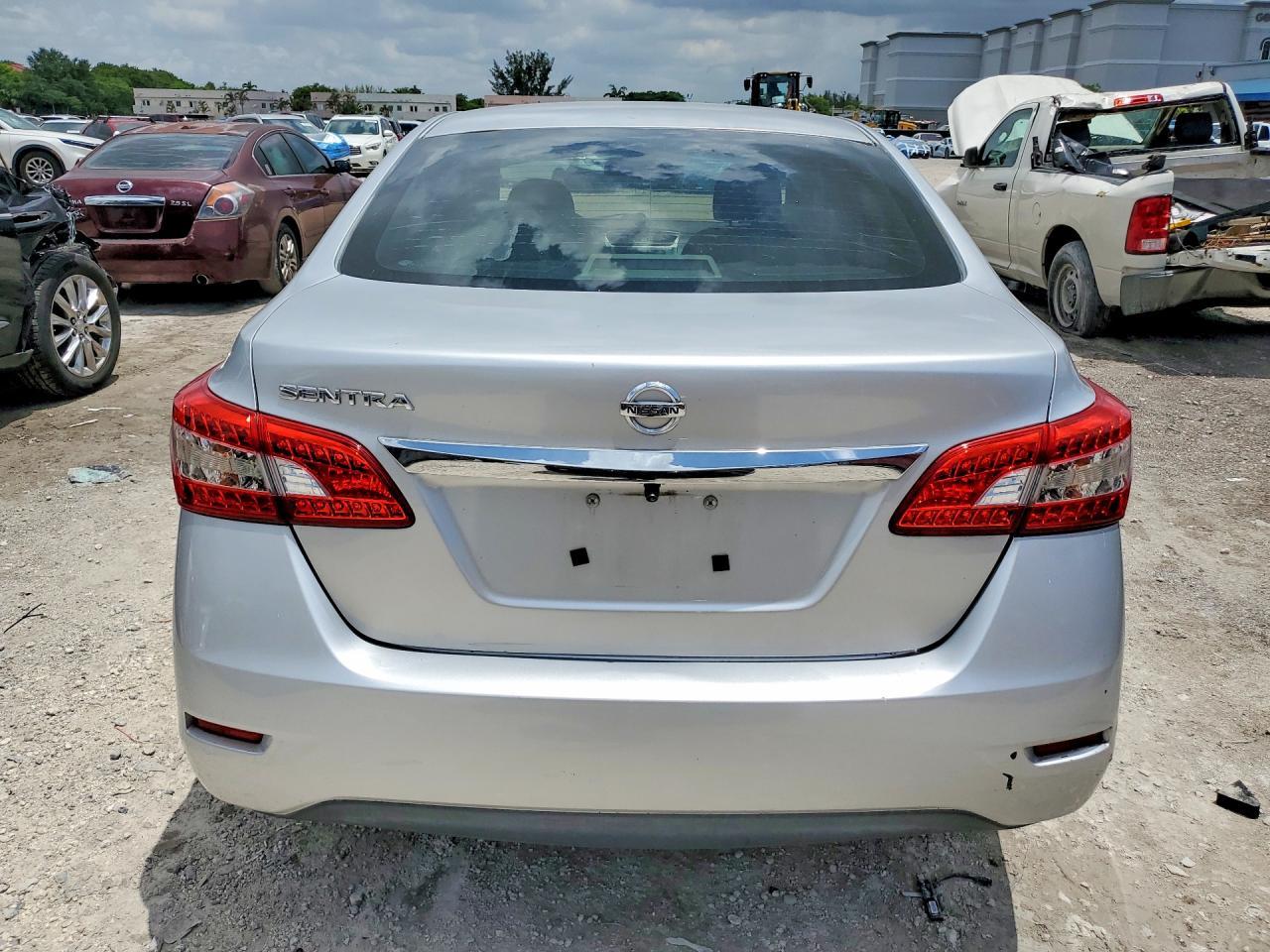 2015 Nissan Sentra S - Фото 6