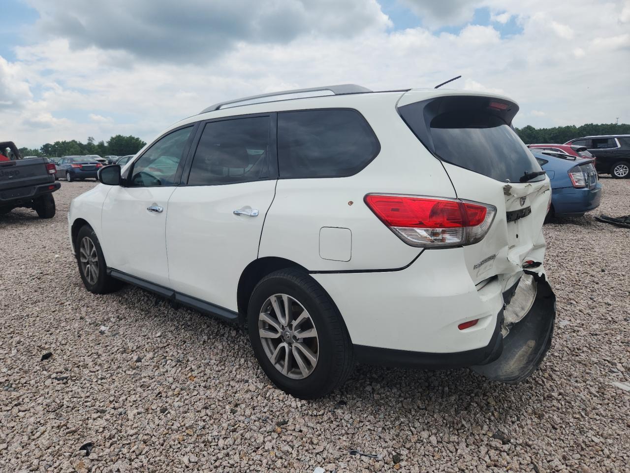 2016 Nissan Pathfinder S - Image 2