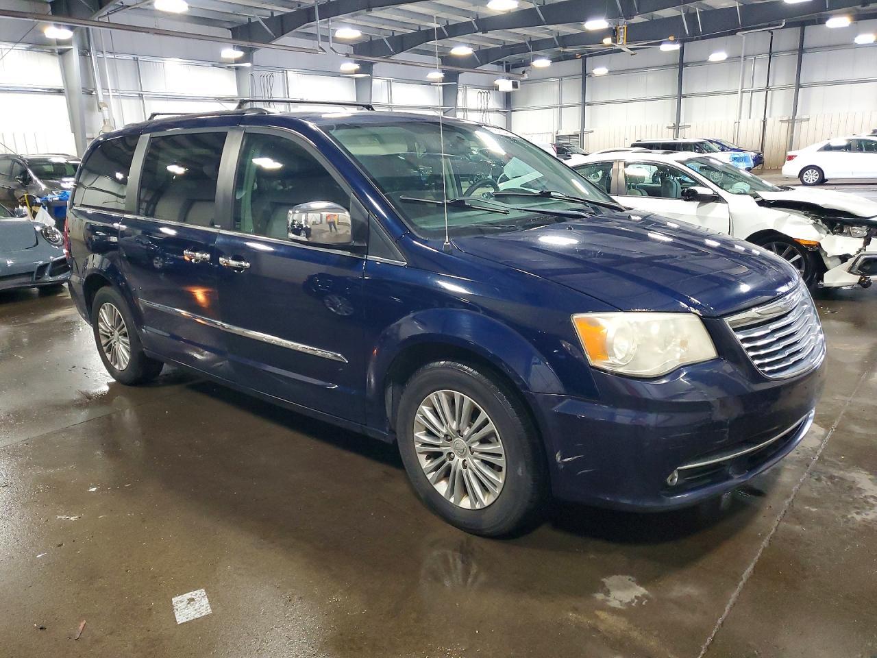 2013 Chrysler Town & Country Touring L - Image 4