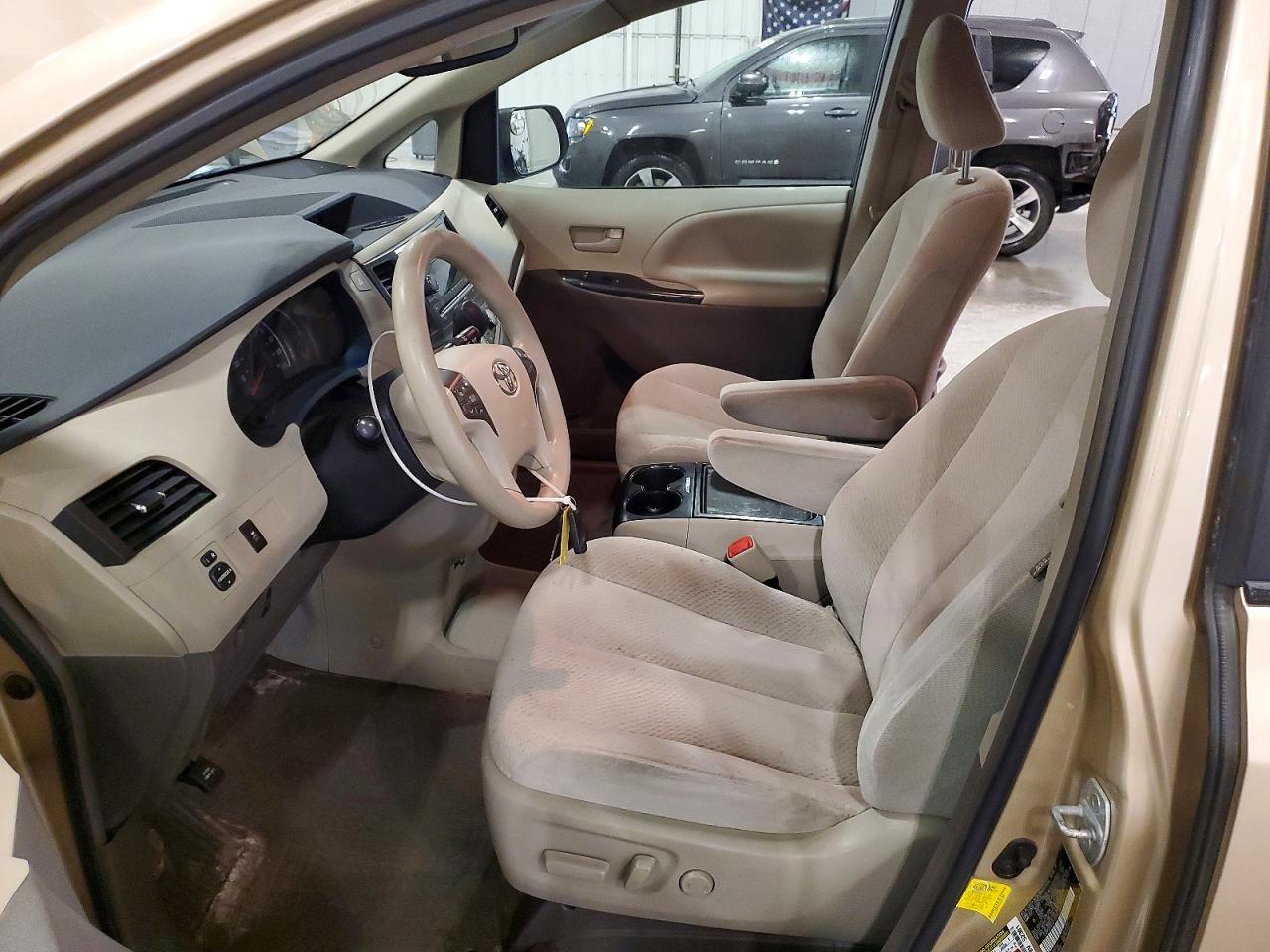 2012 Toyota Sienna Le - Фото 7