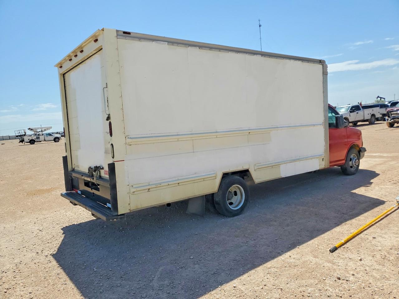 2012 GMC Savana Box Truck - Фото 3