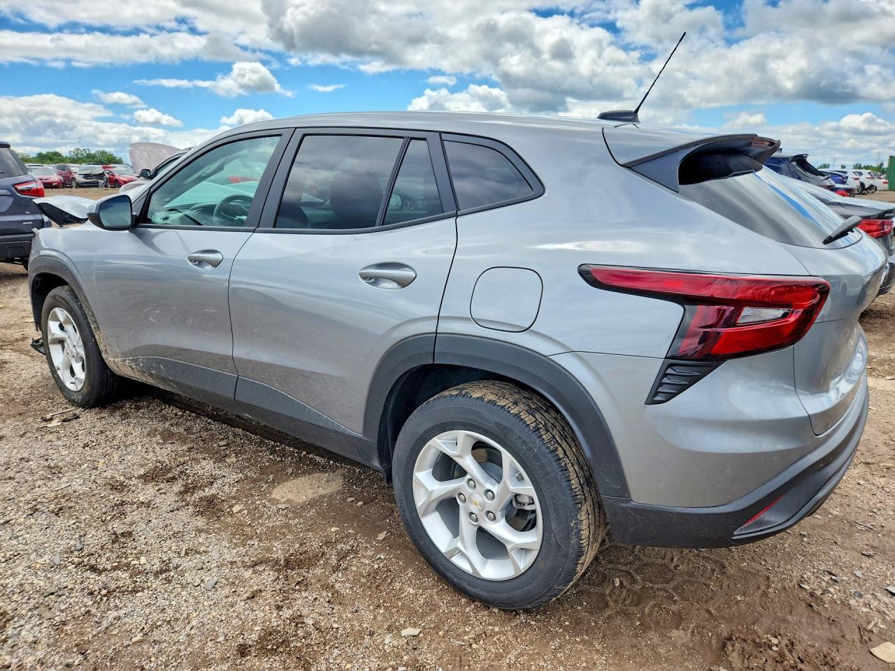 2026 Chevrolet Trax Ls - Фото 2