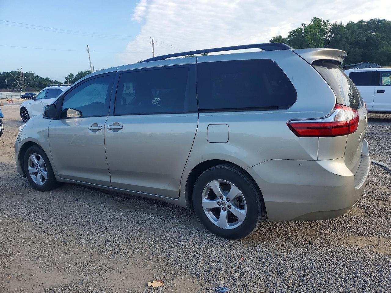 2017 Toyota Sienna Le - Фото 2