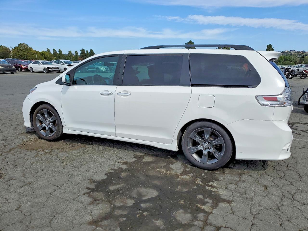 2016 Toyota Sienna Se - Image 2