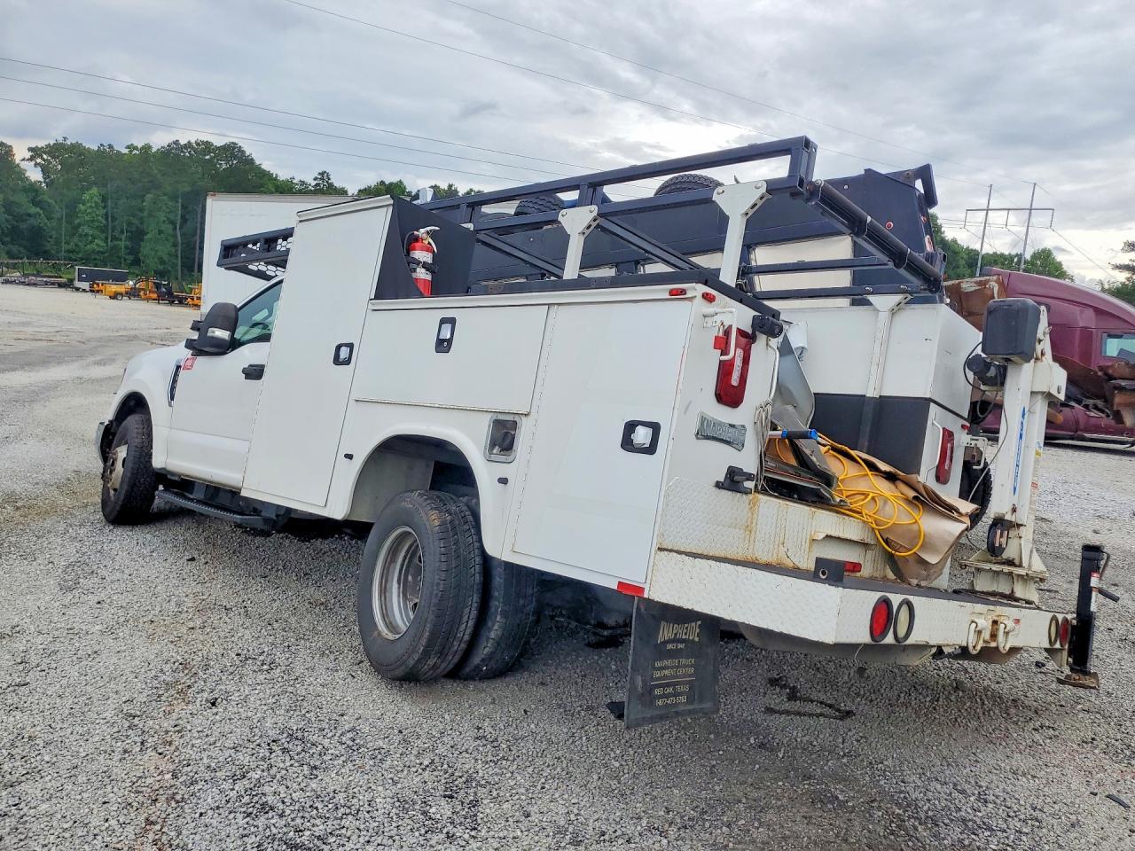 2019 Ford F350 Super Duty Utility / Service Truck - Image 2