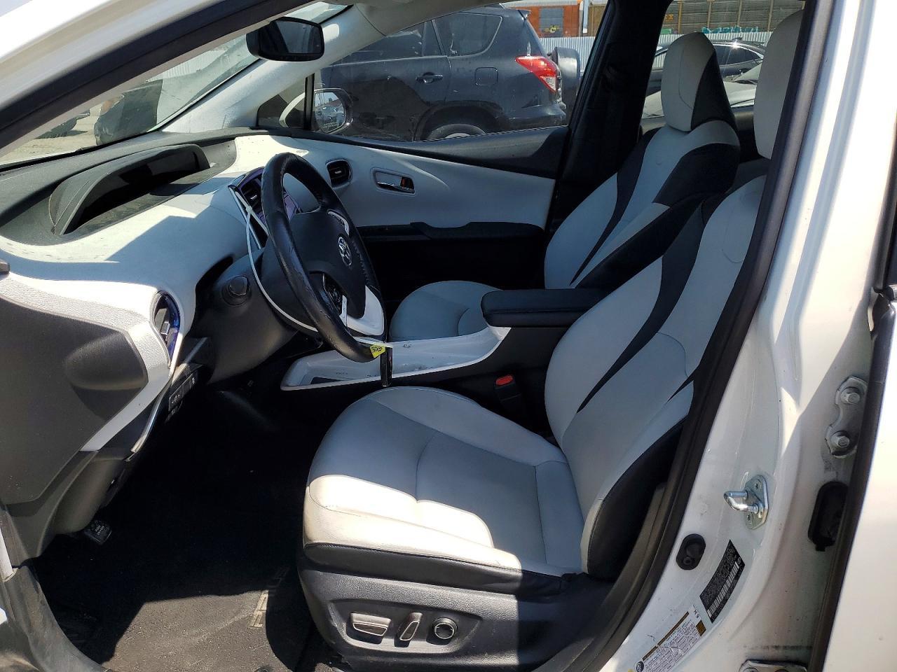 2016 Toyota Prius Four Touring - Image 7