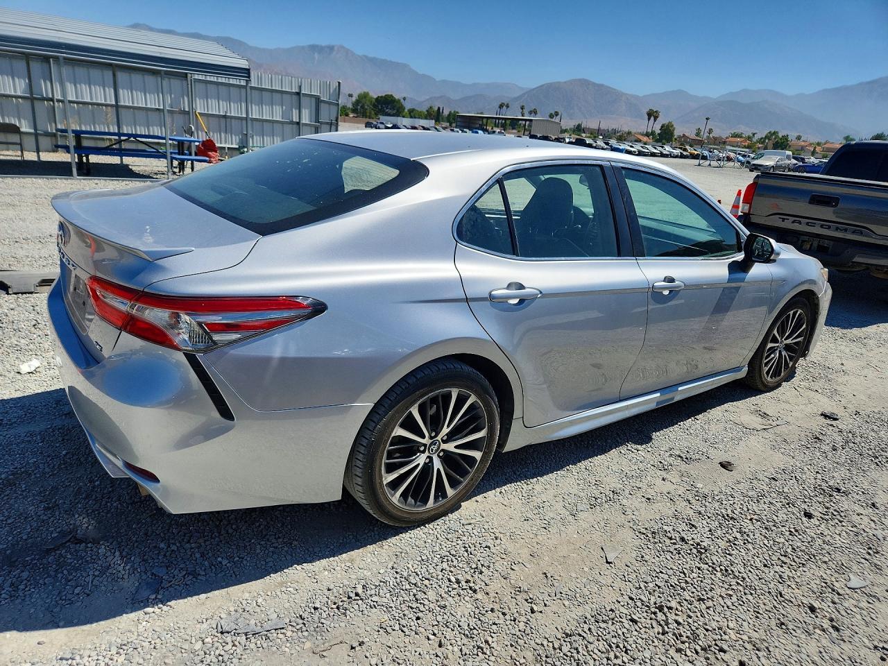 2018 Toyota Camry Se - Фото 3