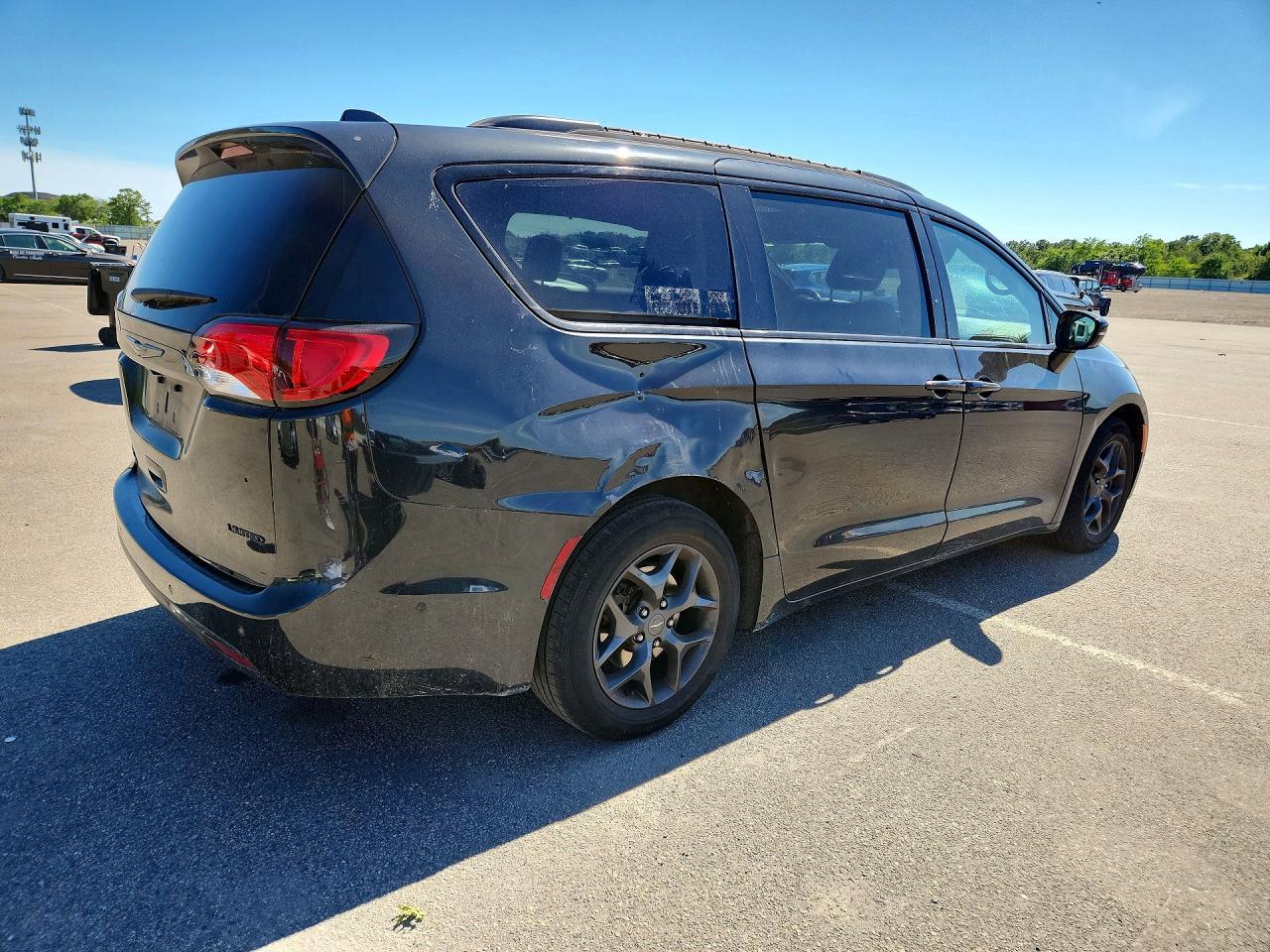 2019 Chrysler Pacifica Limited - Image 3