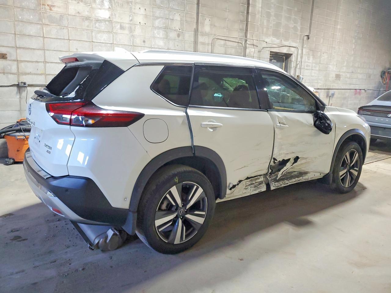 2023 Nissan Rogue Platinum - Фото 3