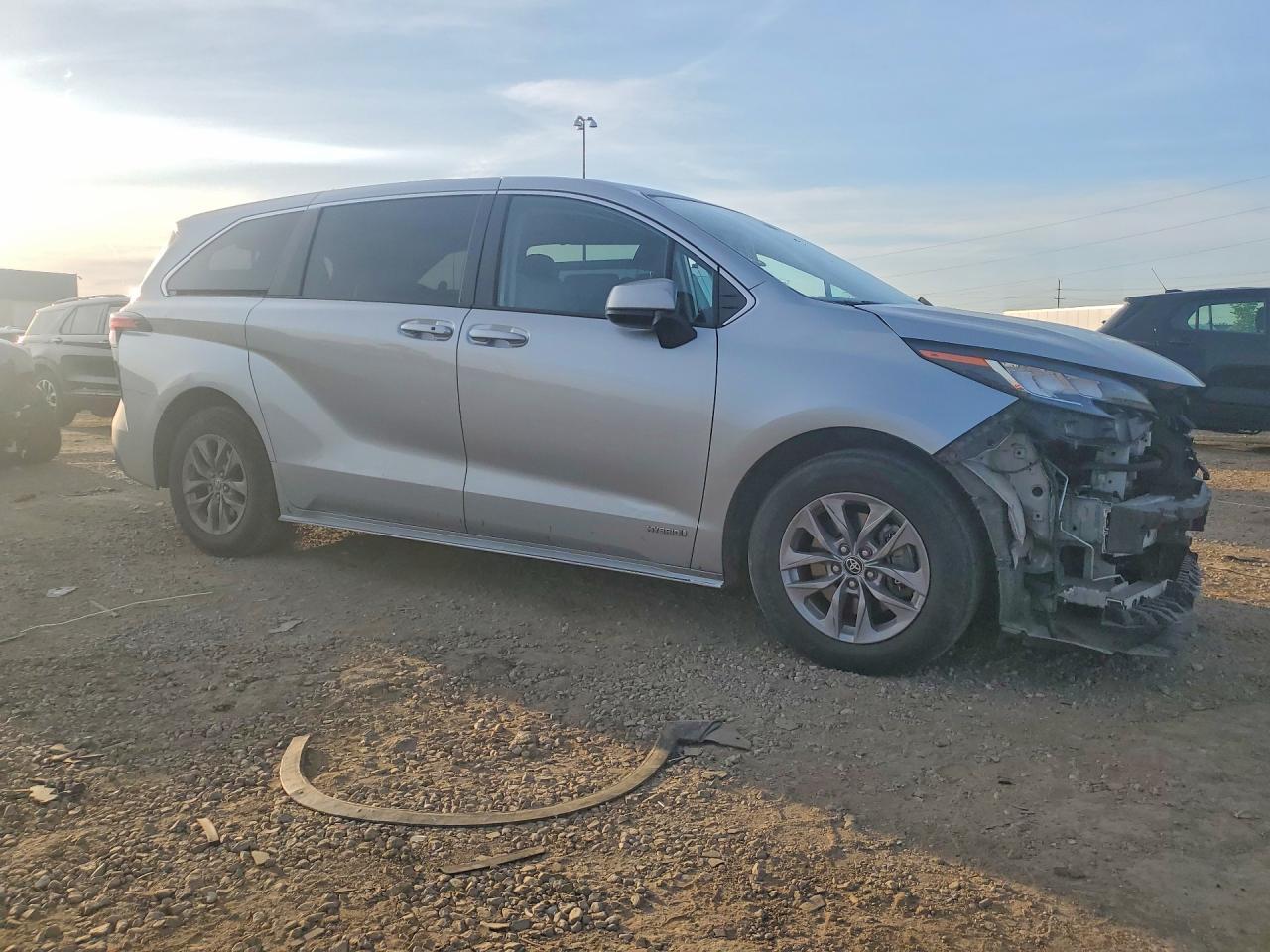 2021 Toyota Sienna Le - Image 4