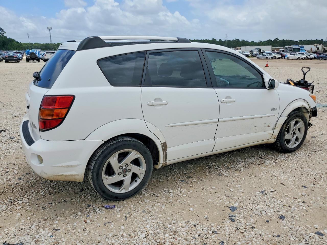 2005 Pontiac Vibe - Image 3