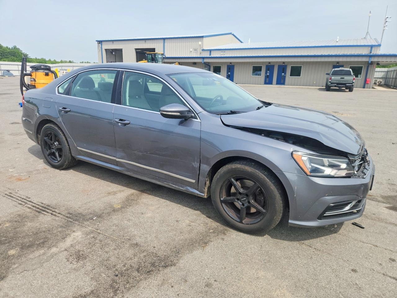 2017 Volkswagen Passat S - Фото 4