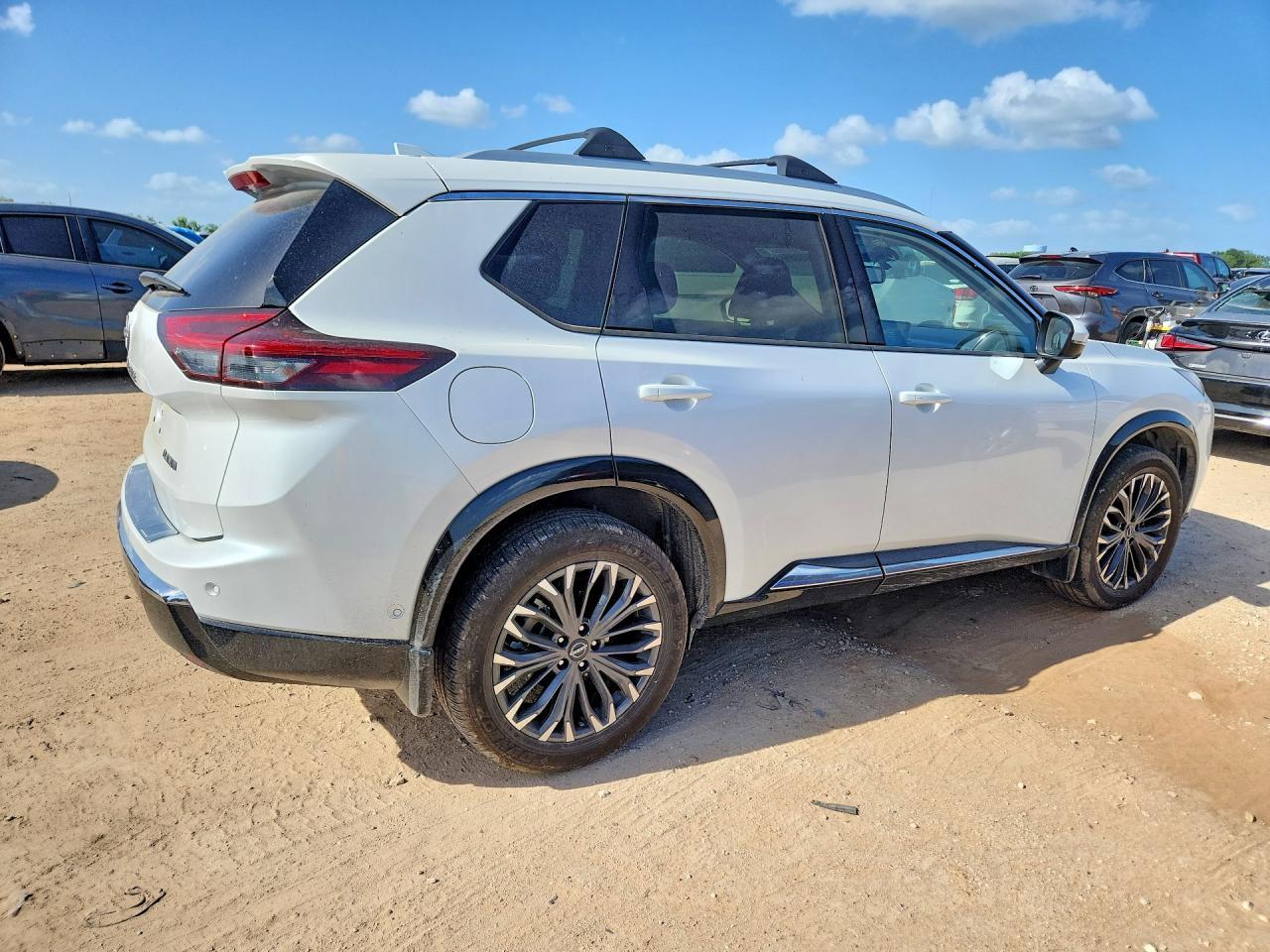 2025 Nissan Rogue Platinum - Фото 3