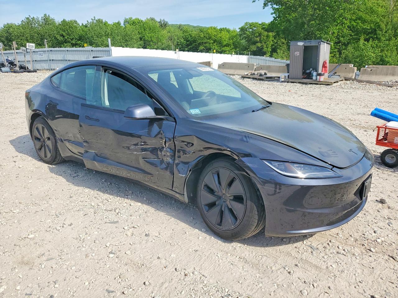 2026 Tesla Model 3 - Фото 4
