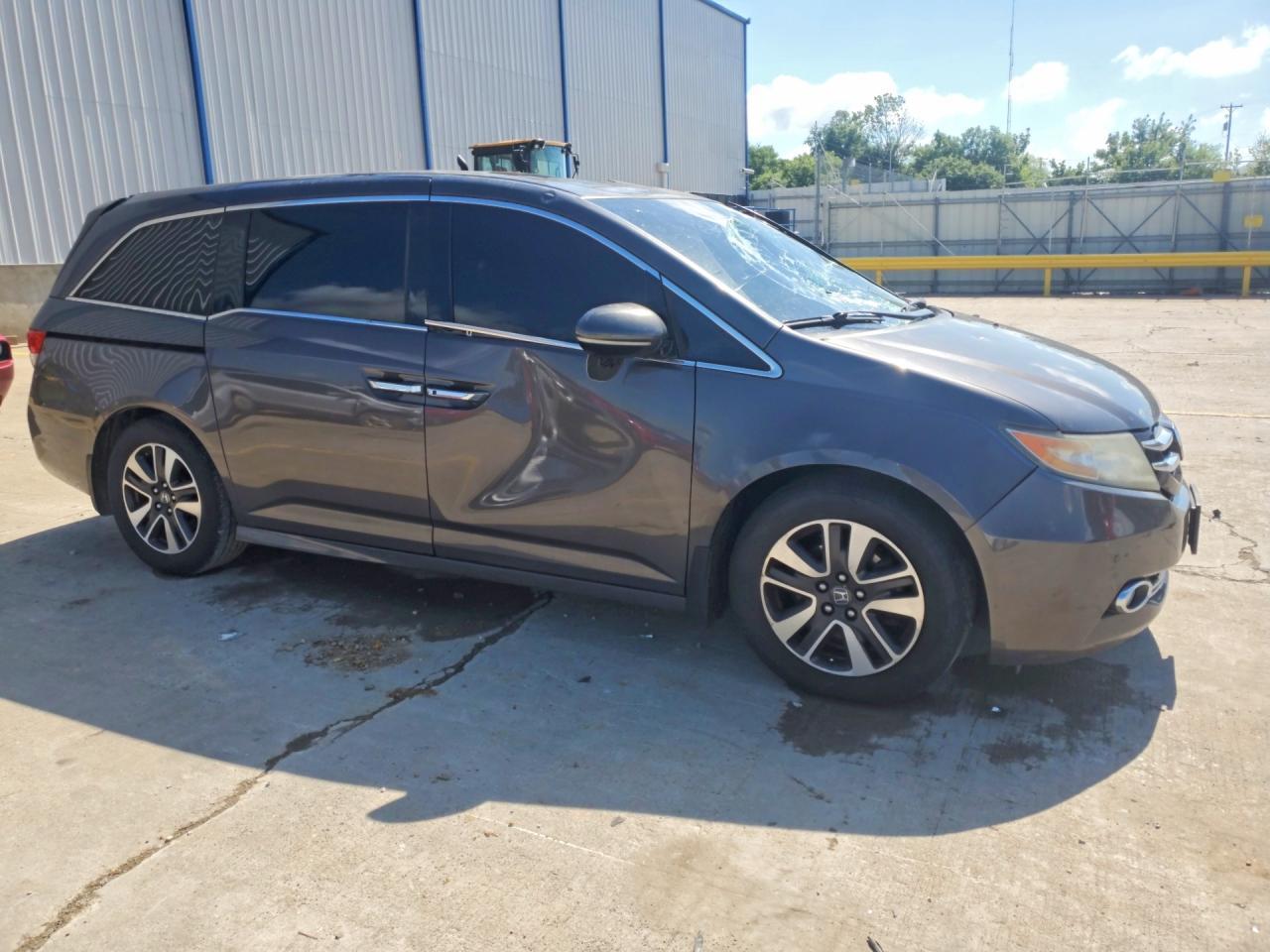 2015 Honda Odyssey Touring - Image 4