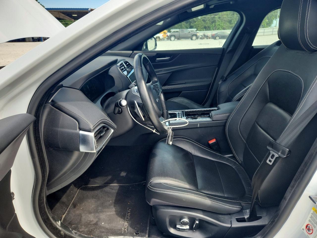 2019 Jaguar Xe - Фото 7