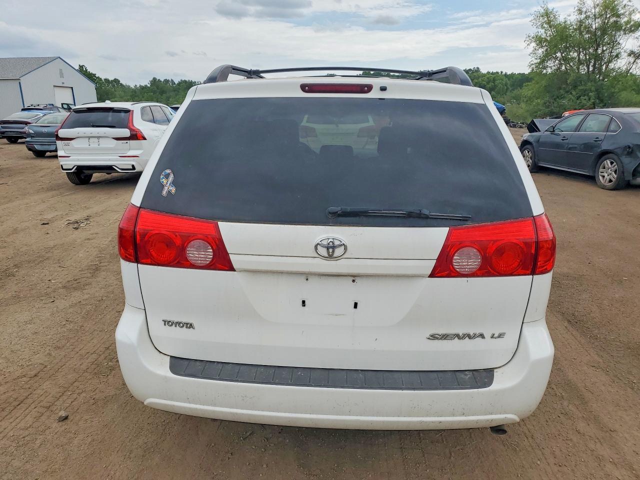 2010 Toyota Sienna Le 8-Passenger - Image 6