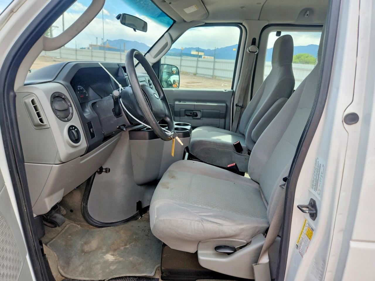 2011 Ford Econoline E350 Super Duty Wagon - Image 7
