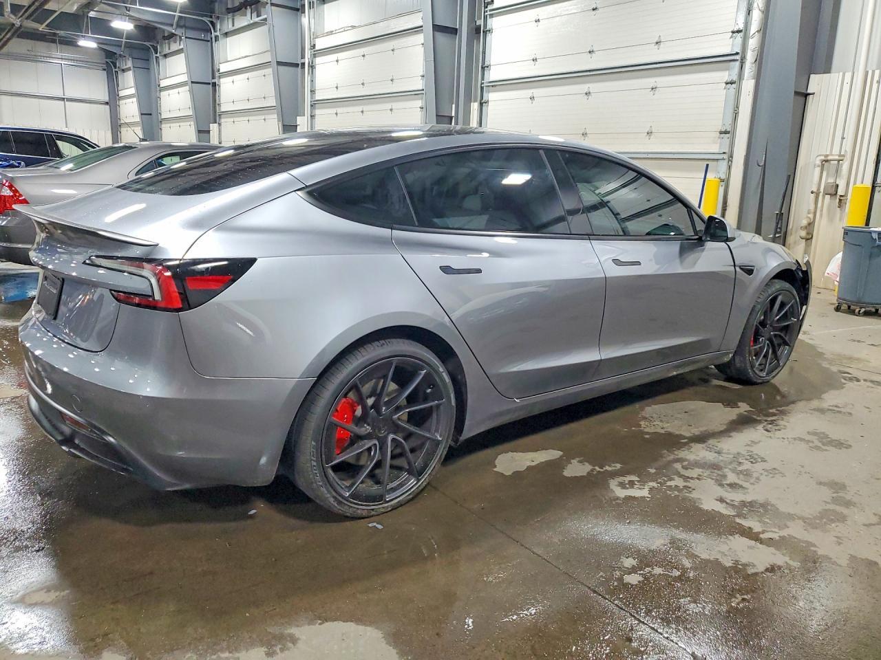 2025 Tesla Model 3 - Фото 3
