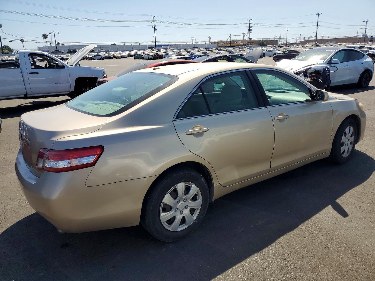 2011 Toyota Camry Le - Image 3