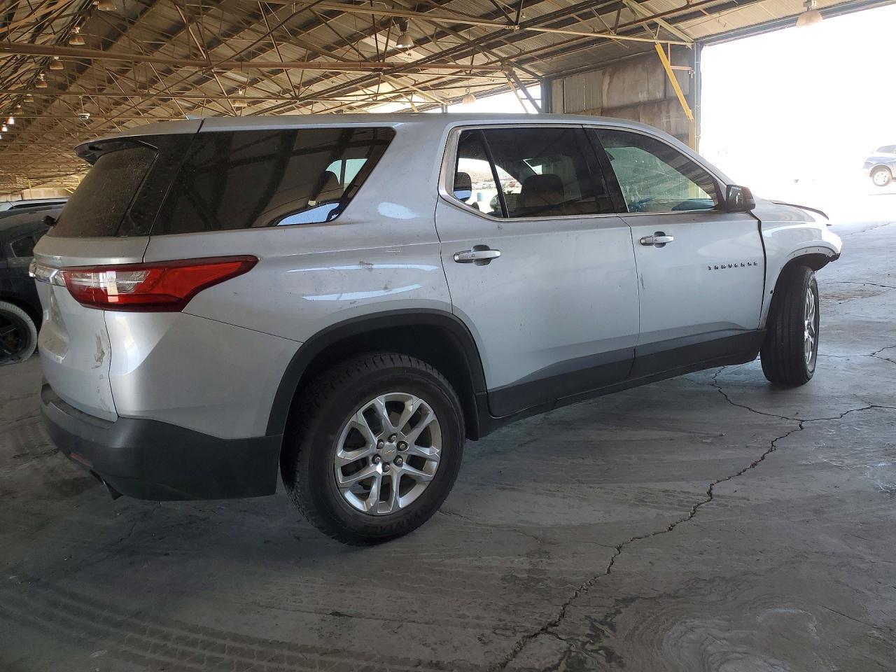 2021 Chevrolet Traverse Ls - Фото 3