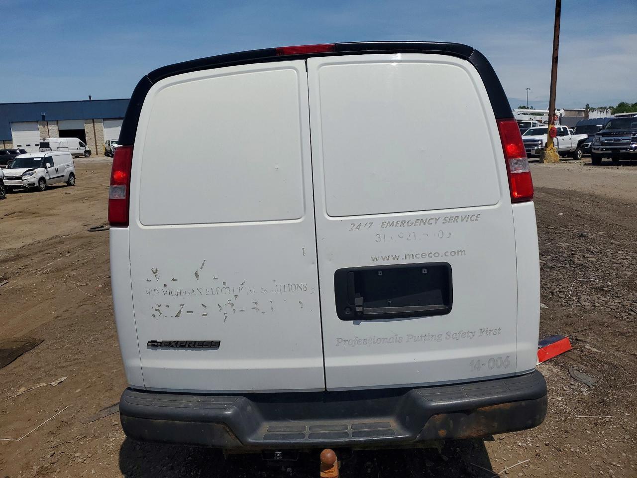 2017 Chevrolet Express G2500 - Фото 6