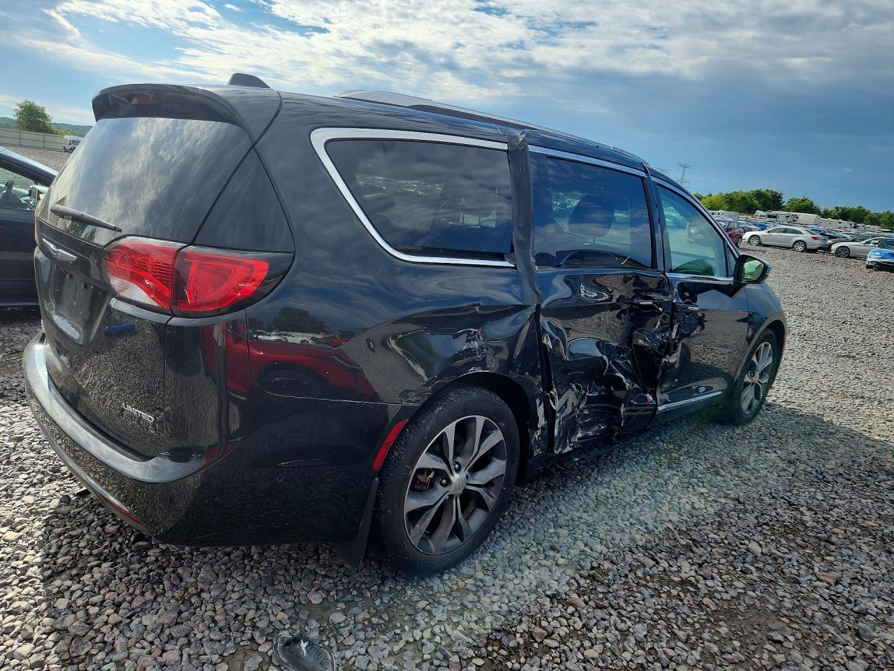 2018 Chrysler Pacifica Limited - Image 3
