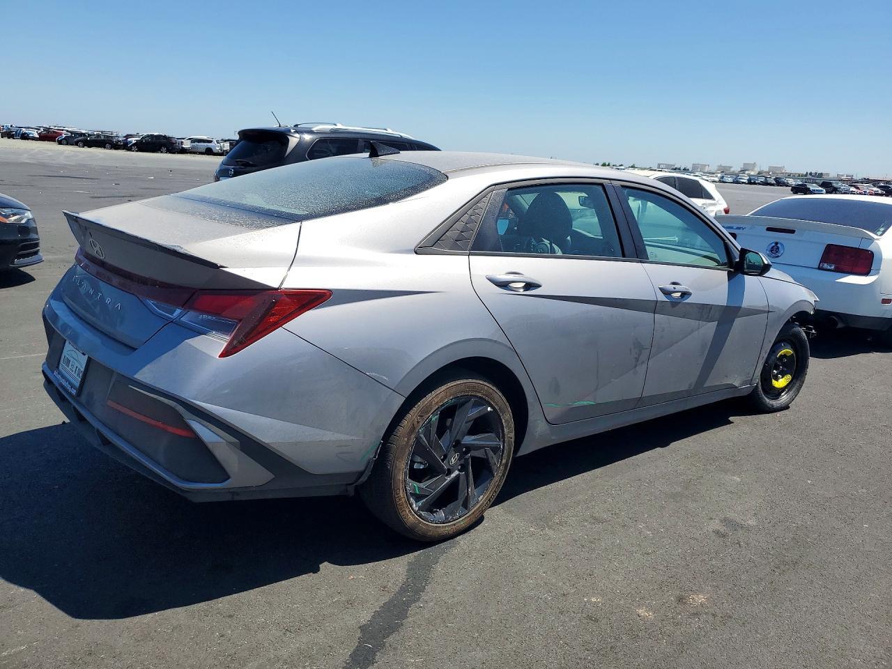 2026 Hyundai Elantra Sel Sport - Image 3