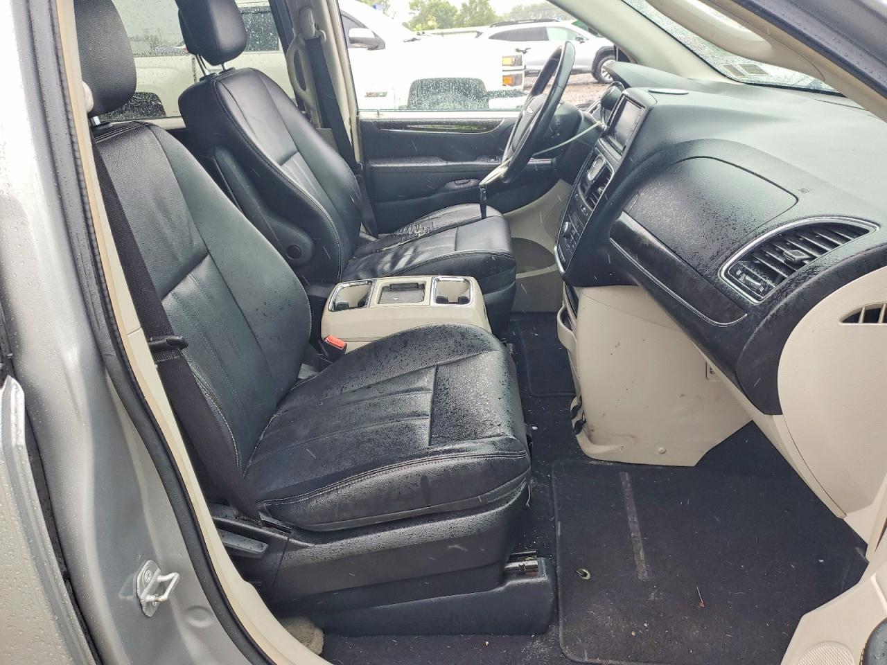 2014 Chrysler Town & Country Touring - Image 7