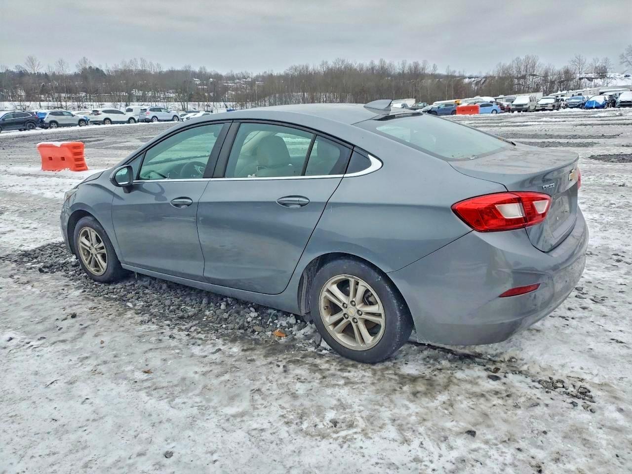 2018 Chevrolet Cruze Lt - Image 2