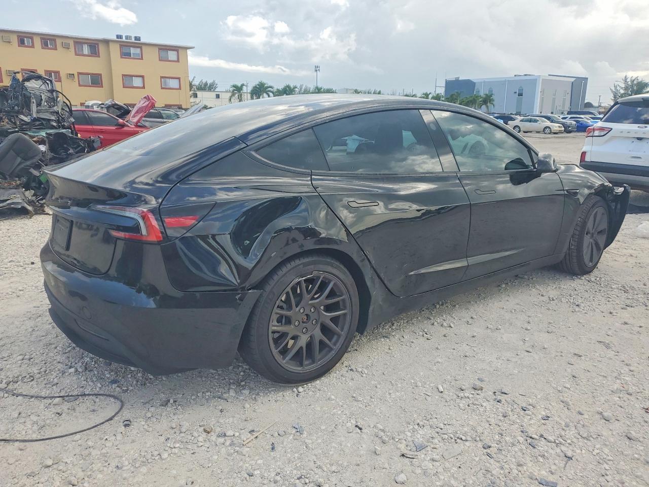 2025 Tesla Model 3 - Фото 3