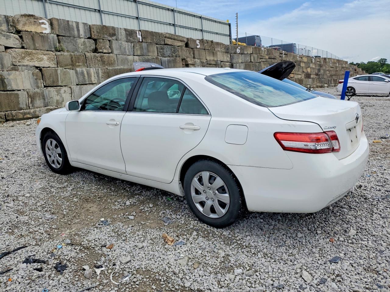 2010 Toyota Camry Le - Фото 2