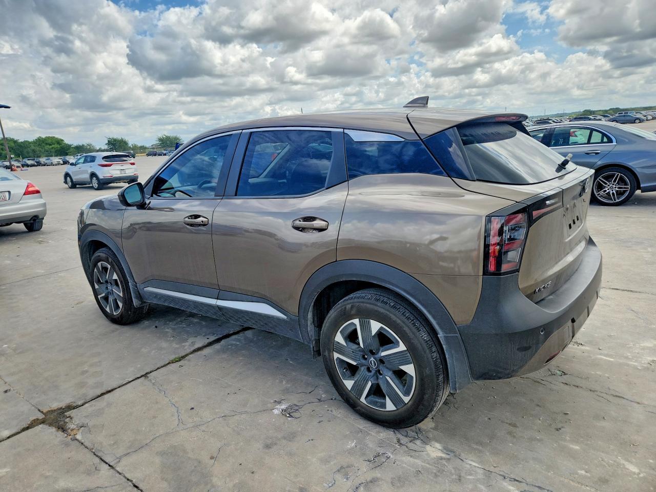 2025 Nissan Kicks Sv - Image 2