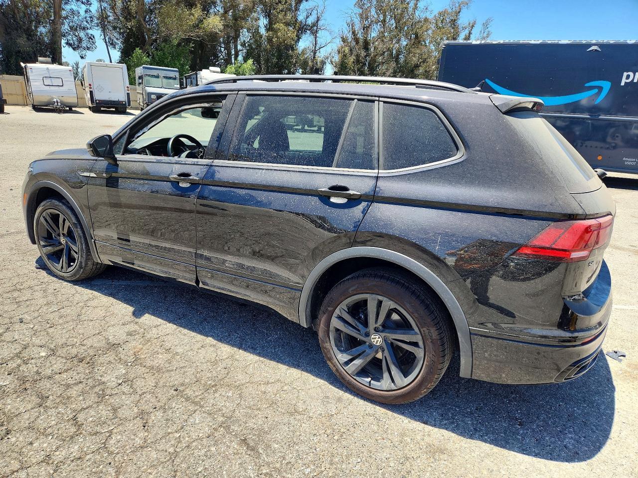 2023 Volkswagen Tiguan Se R-Line Black - Image 2