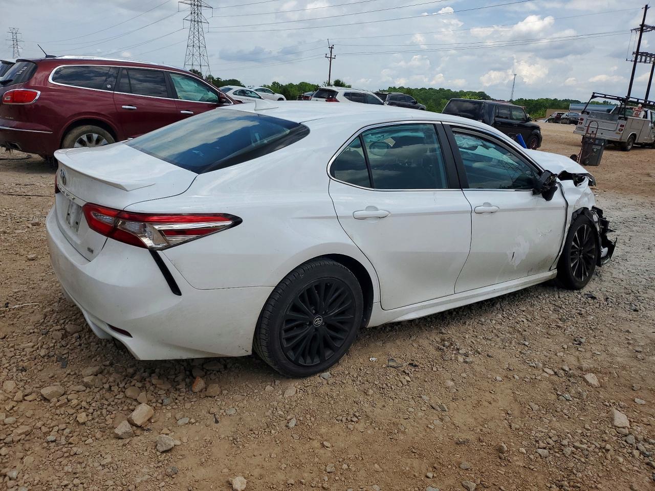 2019 Toyota Camry Se - Image 3