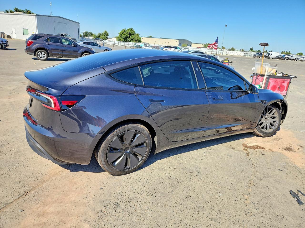 2025 Tesla Model 3 - Фото 3
