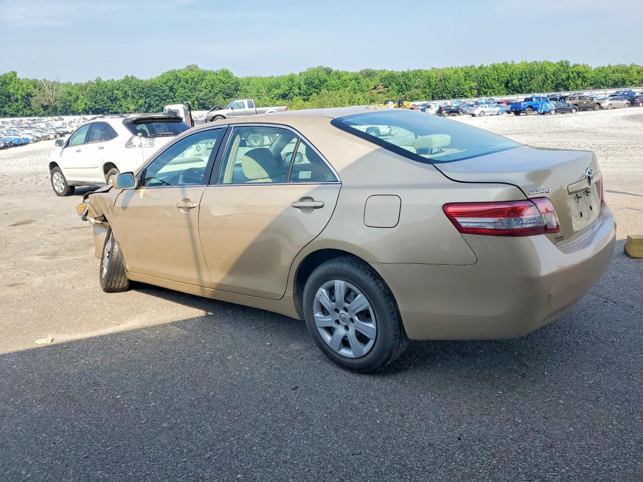 2011 Toyota Camry - Фото 2