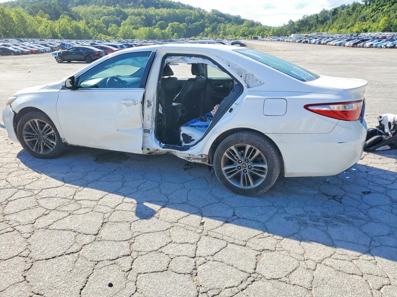 2016 Toyota Camry Se - Фото 2
