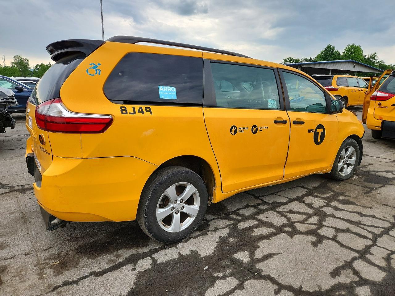 2016 Toyota Sienna Le - Image 3