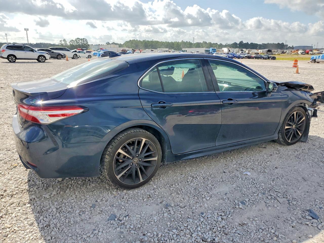 2020 Toyota Camry Xse - Фото 3