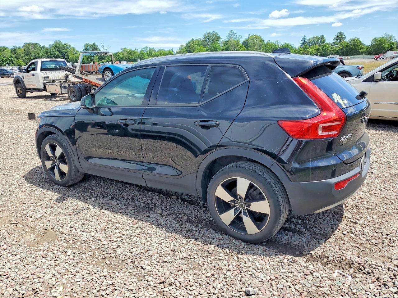 2021 Volvo Xc40 T5 Momentum - Фото 2