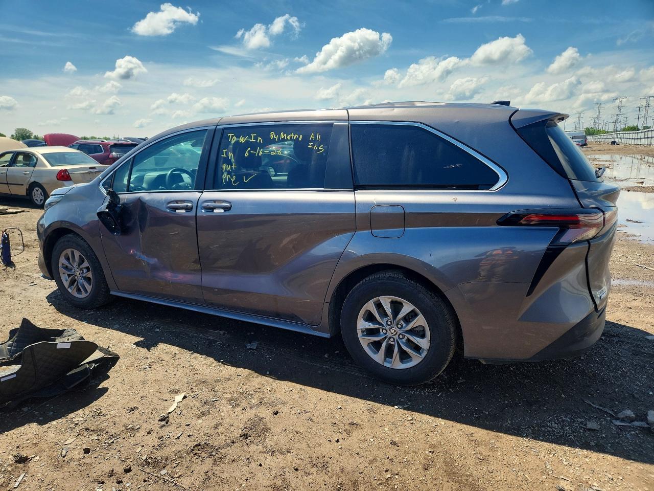 2024 Toyota Sienna Le - Image 2