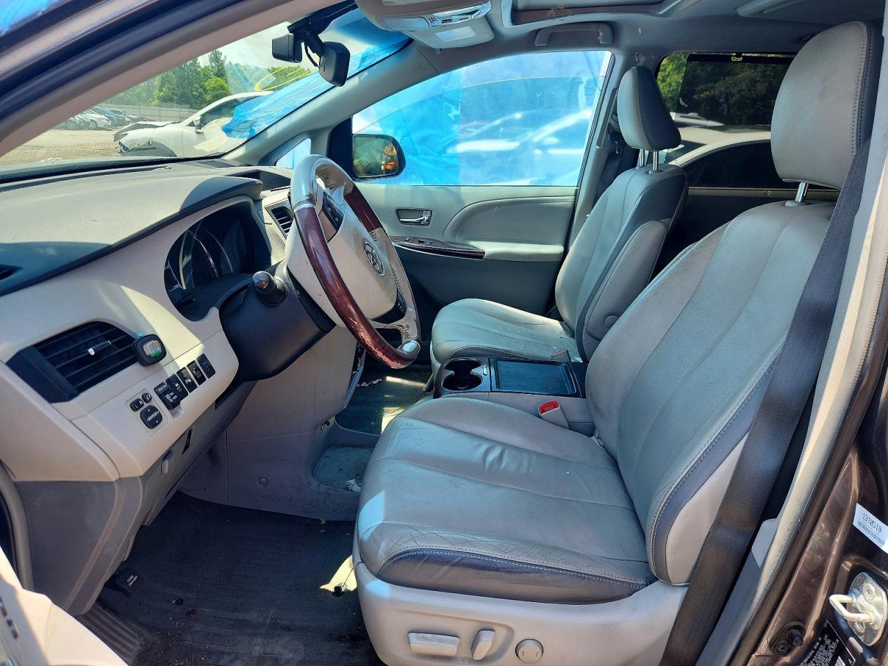 2013 Toyota Sienna - Фото 7
