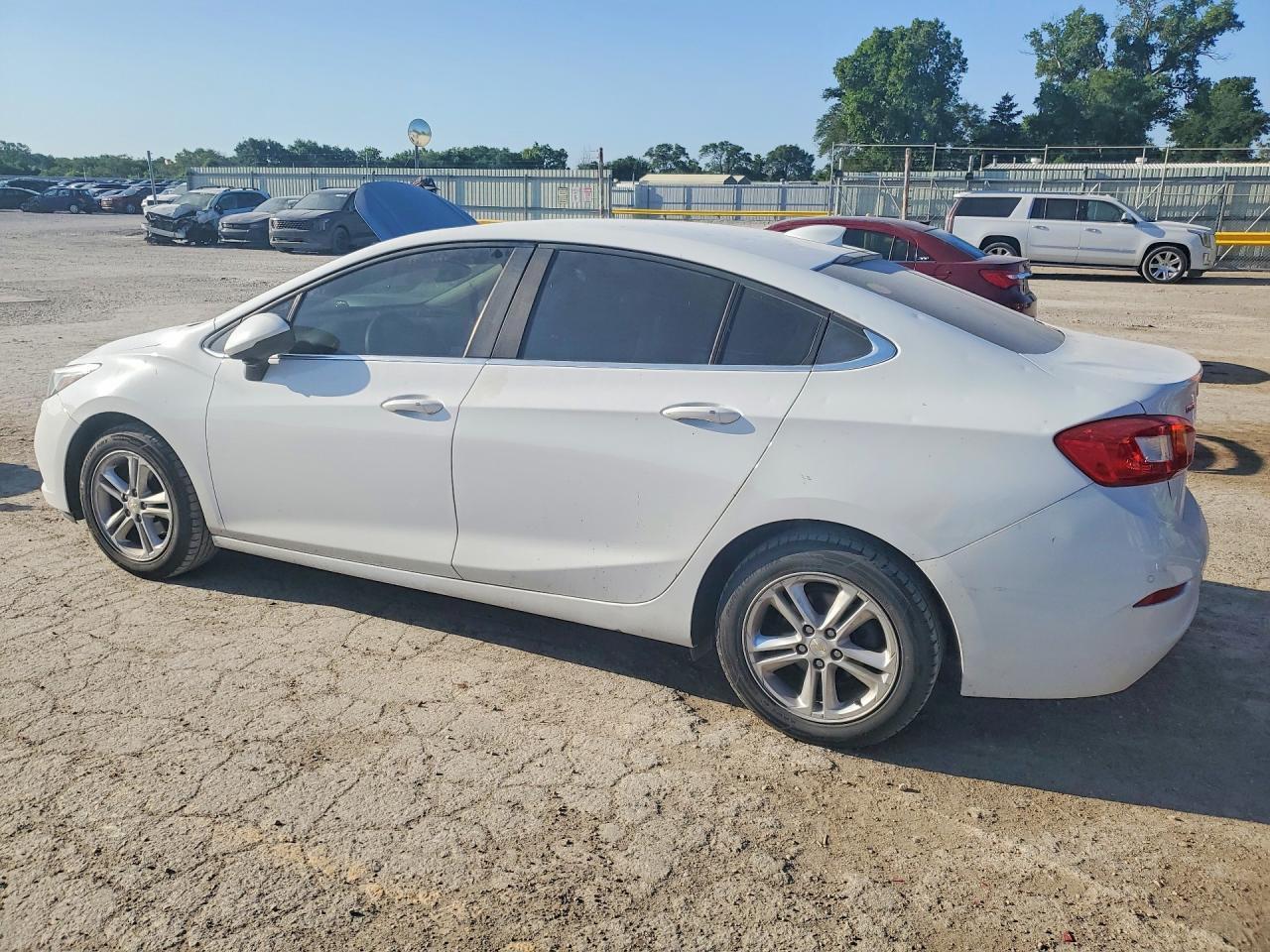 2017 Chevrolet Cruze Lt - Image 2