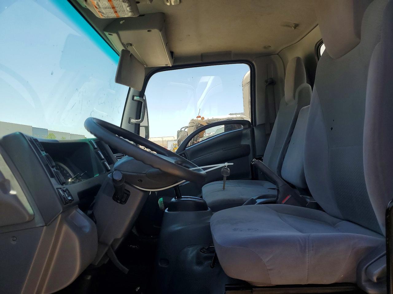 2018 Isuzu Npr - Box Truck - Фото 7