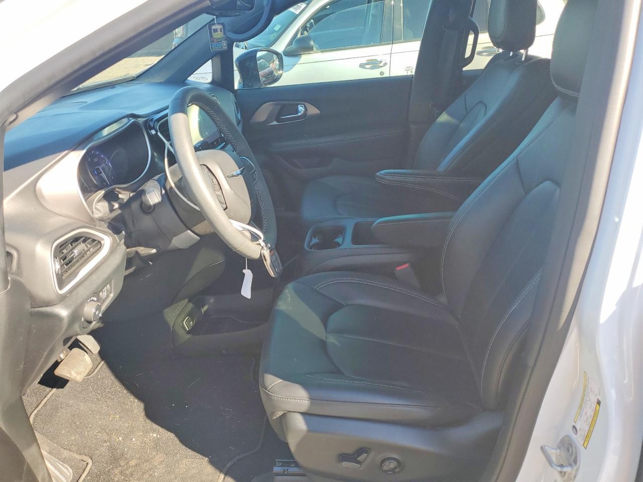 2025 Chrysler Pacifica Select - Image 7